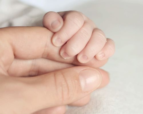 mains bébé